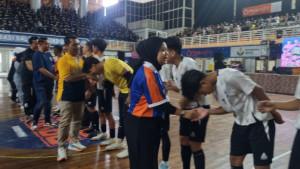 Anggota-DPR-RI-Nila-Yani-kiri-saat-menyalami-para-pemain-di-partai-final-Raya-Sport.jpg