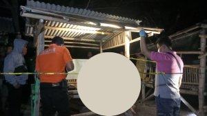 Anggota-Polres-Tuban-dan-warga-saat-mengevakuasi-jenasah-NS-Minggu-26112023.jpg