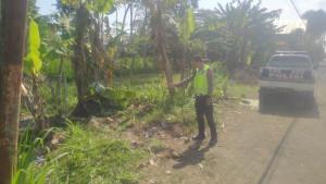 Anggota-Satlantas-Polres-Malang-melakukan-olah-TKP-kecelakaan-di-Jalan-Raya-Desa-Tawangrejeni.jpg