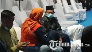 Anggota-keluarga-Muhammad-Ridwan-Sahari-di-RS-Bhayangkara-Surabaya.jpg