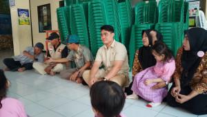 Anggota-komisi-E-DPRD-Jatim-Cahyo-Harjo-Prakoso-memberikan-bantuan-meja-belajar.jpg