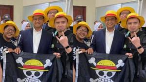 Anies-Baswedan-bentangkan-bendera-One-Piece.jpg
