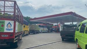 Antrean-kendaraan-roda-empat-mengular-di-SPBU-Sleko-tuban.jpg