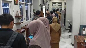 Antrian-pemohon-SKCK-yang-didominasi-calon-PPPK-mengantri-di-loket-layanan-Polresta-Malang-Kota.jpg