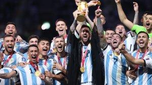 Argentina-juara-Piala-Dunia-2022-Qatar-Lionel-Messi-angkat-trofi-emas.jpg