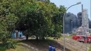 Asap-hitam-pekat-membubung-tinggi-dari-kompleks-PT-Trans-Pacific-Petrochemical-Indotama-TPPI.jpg