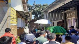 Atlet-Tinju-Bondowoso-saat-hendak-dimakamkan-oleh-anggota-keluarganya.jpg
