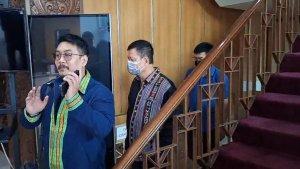 Ayahanda-Ronald-Tannur-Edward-Tannur-saat-berada-di-Lobby-Kejati-Jatim.jpg