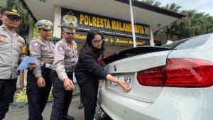 jatim/BMW-di-Kota-Malan-Pakai-Nopol-Palsu-Tak-Senonoh.jpg