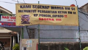 Baliho-bentuk-protes-warga-soal-pemecatan-para-Ketua-RT.jpg