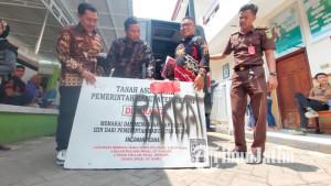 Barang-bukti-papan-nama-aset-milik-Pemkab-Kediri-yang-diperlihatkan-penjarahan-kantor-pemkab-kediri.jpg