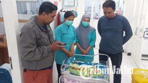 Bayi-perempuan-yang-dibuang-orang-tuanya-di-warkop-Banyuwangi-berada-di-RSUD-Blambangan.jpg
