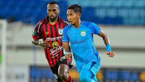 Bek-sayap-Persela-Fardan-Harahap-depan-menguasai-bola-bersiap-melepaskan-umpan.jpg