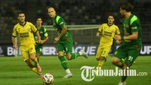 Bek-tengah-Persebaya-Risto-Mitrevski-berduel-dengan-pemain-Semen-Padangpersebaya-vs-semen-padang.jpg