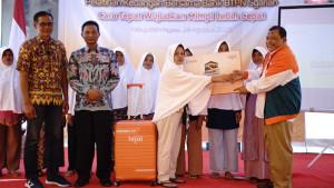 Belasan-emak-emak-yang-merupakan-warga-Sentra-Ngompro-Maju.jpg
