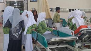 Belasan-siswa-MTs-Al-Khalifah-Kepanjen-Kabupaten-Malang-saat-dirawat-di-RSUD-Kanjuruhan.jpg