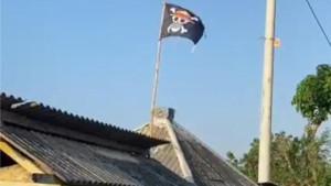 Bendera-bajak-laut-One-Piece-berkibar-di-atas-atap-rumah-milik-A.jpg