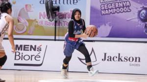 Bianca-Nashwa-Azzahra-pemain-basket-SMAN-15-Surabaya-melawan-SMA-Petra-4-Sidoarjo.jpg