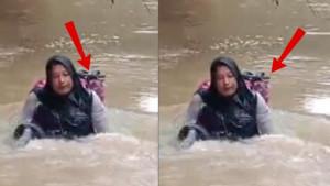 Bidan-Dona-menyeberangi-sungai-usai-jembatan-putus-Sumatera-Barat-Sumbar.jpg