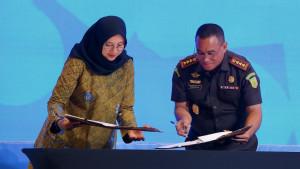 Bupati-Banyuwangi-Ipuk-Fiestiandani-menandatangani-nota-kesepakatan.jpg