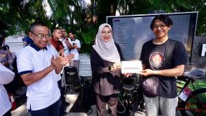 Bupati-Banyuwangi-Ipuk-Fiestiandani-menyerahkan-hadiah.jpg