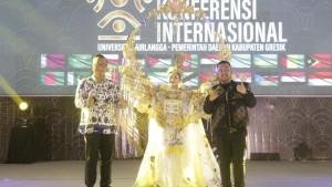 Bupati-Gresik-Fandi-Akhmad-Yani-batik-hitam-dan-Wakil-Bupati-Gresik.jpg