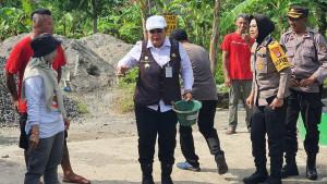 Bupati-Gunungkidul-Endah-yang-minta-warga-gootong-royong.jpg