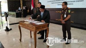 Bupati-Jombang-Warsubi-menandatangani-nota-kesepahaman-MoU-2025.jpg