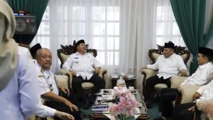 Bupati-Jombang-Warsubi-saat-audiensi-dengan-Pengurus-Dewan-Pendidikan-Kabupaten-Jombang.jpg