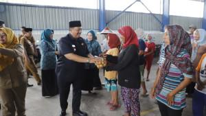 Bupati-Jombang-Warsubi-saat-membagikan-tomat-kepada-warga.jpg