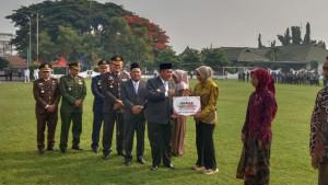 Bupati-Jombang-Warsubi-saat-memimpin-Upacara-Hari-Sumpah-Pemuda-di-Lapangan-Pemkab-Jombang.jpg