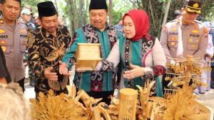 Bupati-Jombang-Warsubi-saat-mengunjungi-Pasar-Barongan-Kali-Gunting.jpg