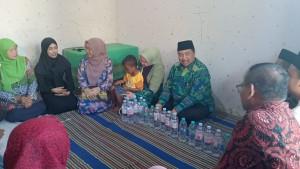Bupati-Jombang-Warsubi-saat-mengunjungi-rumah-Sulton-7-bocah-penderita-penyakit-jantung-kronis.jpg