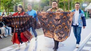 Bupati-Kediri-Hanindhito-Himawan-Pramana-saat-acara-Kediri-Fashion-Batik-Festival-2024.jpg