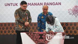 Bupati-Kediri-Hanindhito-Himawan-Pramanamenyerahkan-Sertifikat-Laik-Higiene-Sanitasi-SLHS-pada-sppg.jpg