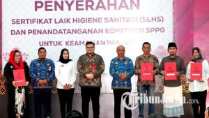 Bupati-Kediri-Hanindhito-Himawan-Pramanamenyerahkan-Sertifikat-Laik-Higiene-Sanitasi-SLHS.jpg