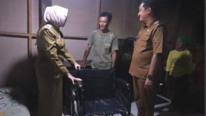 Bupati-Lumajang-Indah-Amperawati-serahkan-bantuan-kursi-roda-pada-penderita-tumor-otak.jpg