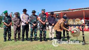 Bupati-Magetan-Nanik-Endang-Rusminiarti-membuka-TMMD-ke-126-di-Lapangan-Desa-Kembangan.jpg