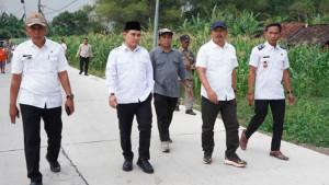 Bupati-Mojokerto-Muhammad-Albarraa-atau-Gus-Barra-didampingi-Kabid-Bina-Marga-Dinas-PUPR-Mojokerto.jpg