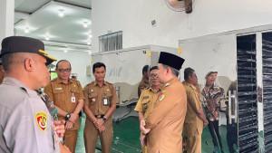 Bupati-Muhammad-Fawait-meninjau-dapur-sehat-MBG.jpg