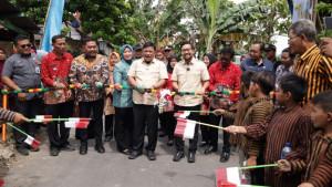 Bupati-Nganjuk-Marhaen-Djumadi-meresmikan-pengoperasian-jalan-penghubung-antardusun.jpg