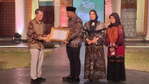 Bupati-Ngawi-Ony-Anwar-Harsono-beserta-Istrinya-Ana-Ony-Anwar.jpg