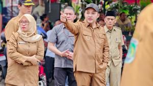Bupati-Pasuruan-Mas-Rusdi-saat-melihat-kondisi-pasar-wisata-Cheng-Hoo-Pandaan.jpg