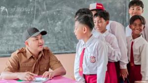Bupati-Pasuruan-Rusdi-Sutejo-bersama-siswa-siswi-SDN-Mulyorejo-Kecamatan-Kraton.jpg