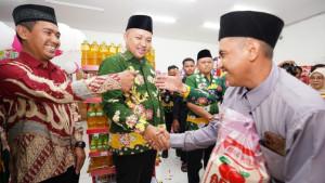 Bupati-Pasuruan-Rusdi-Sutejo-di-minimarket-milik-Koperasi-Desa-Merah-Putih-Wonokerto.jpg