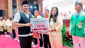 Bupati-Pasuruan-Rusdi-Sutejo-memberikan-reward-kepada-insan-olahraga-pasuruan.jpg