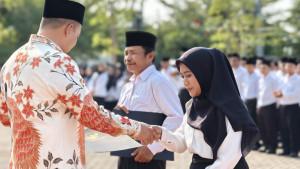 Bupati-Pasuruan-Rusdi-Sutejo-menyerahkan-SK-pengangkatan-pppk-formasi-2024.jpg