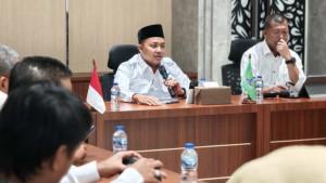 Bupati-Pasuruan-Rusdi-Sutejo-saat-mendengar.jpg