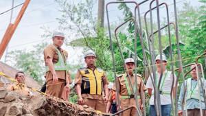 Bupati-Pasuruan-Rusdi-Sutejo-saat-meninjau-proyek-rehabilitasi-jembatan.jpg