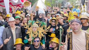 Bupati-Pasuruan-Rusdi-Sutejo-saat-menyaksikan-Bangil-Carnival-2025.jpg